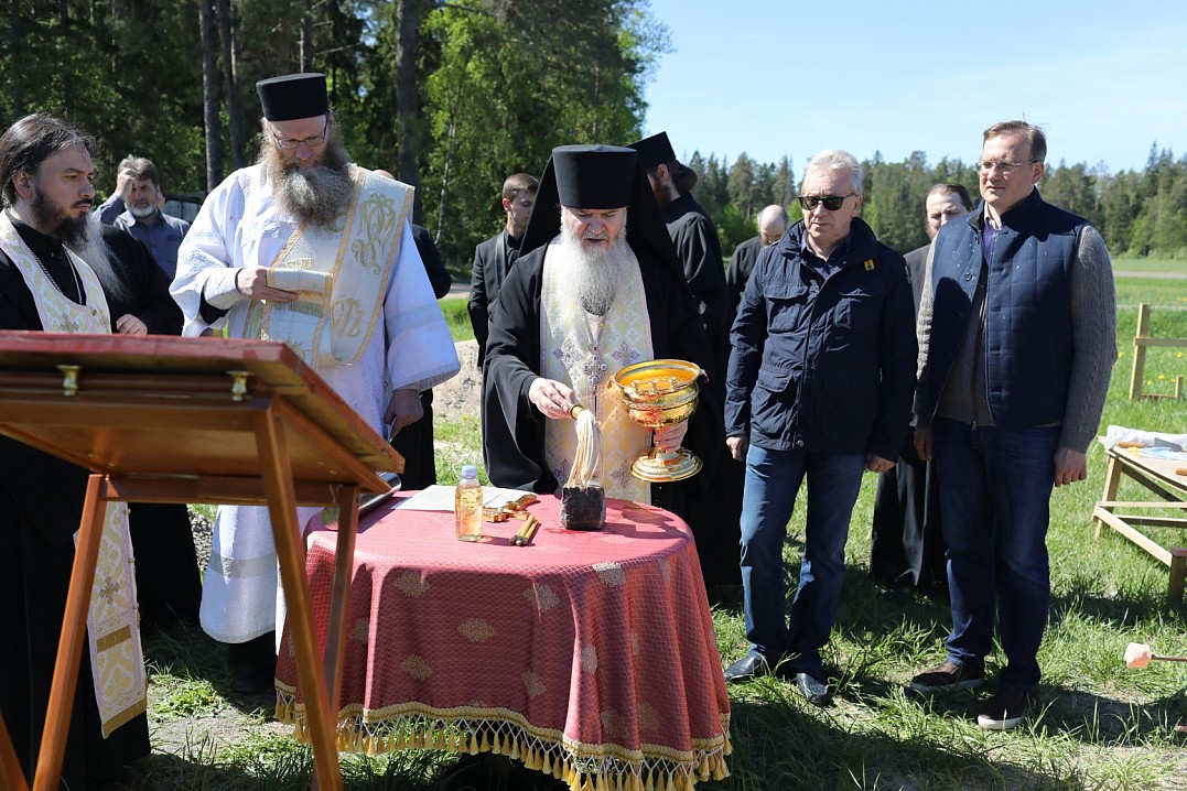 Он научил истинному Православию как местные племена, так и русских промышленников, осваивавших новые территории, подчас, с небрежением о людях. Не имея другой поддержки кроме своей пламенной веры, старец Герман повторял: «Я – нижайший слуга здешних народо