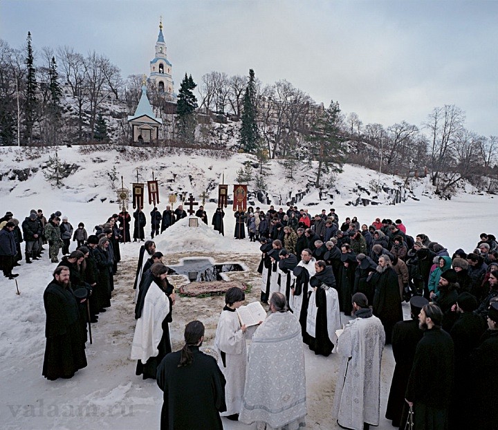 В Крещение братия монастыря служит молебен у проруби в виде креста на льду Монастырской бухты. 2003 г.