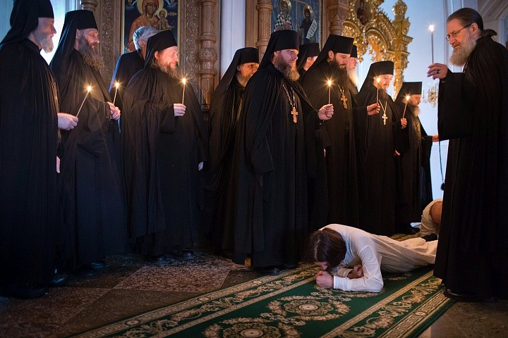 В «Эвергетиносе» мы читаем историю о прозорливом старце, сказавшем: «Силу, которую я видел сходящей на крещаемого, я видел также и под монашеским облачением в момент пострига». 