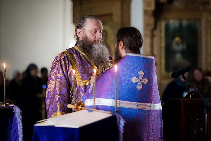 История Таинства восходит к апостолам, которые, получив от Иисуса Христа власть «исцелять болезни», «многих больных мазали маслом и исцеляли»