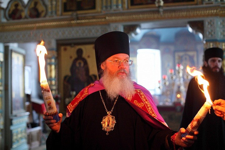 Я помню в 1992 году, когда мы в первый раз после Первой мировой войны везли Благодатный огонь со святой земли со многими искушениями.