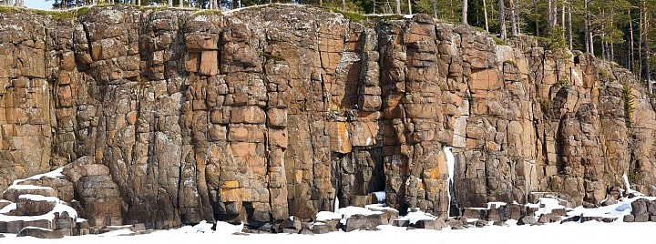 Каменистый берег