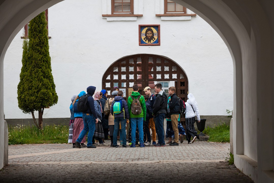 На время пребывания в монастыре откажитесь от открытой, пляжной, спортивной одежды, шортов, коротких юбок и т.п.