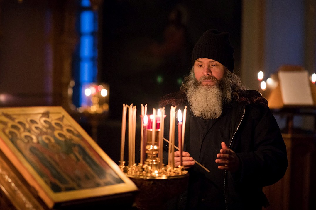 На скиту во имя Смоленской иконы Божией Матери – заступницы русского православного воинства, ежедневно читают Псалтирь по погибшим воинам России: на Куликовом поле, при Бородинском сражении, в Первую мировую войну, в Великую Отечественную войну, в Афганис