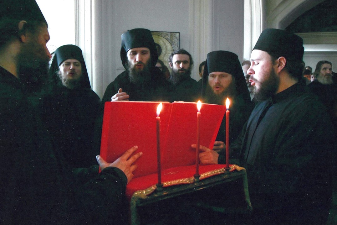 Пасхальные стихиры после крестного хода поют отцы Аверкий, Амвросий, Давид, Георгий, Илия, послушник Вячеслав Сенин. Светлая седмица 2005 года