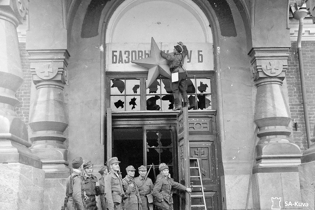 Финские солдаты на Валааме у входа в собор в 1941 году