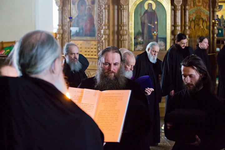 На иноческом обряде указано читать Трисвятое, «Отче наш» и покаянные тропари, потом полагаются две молитвы