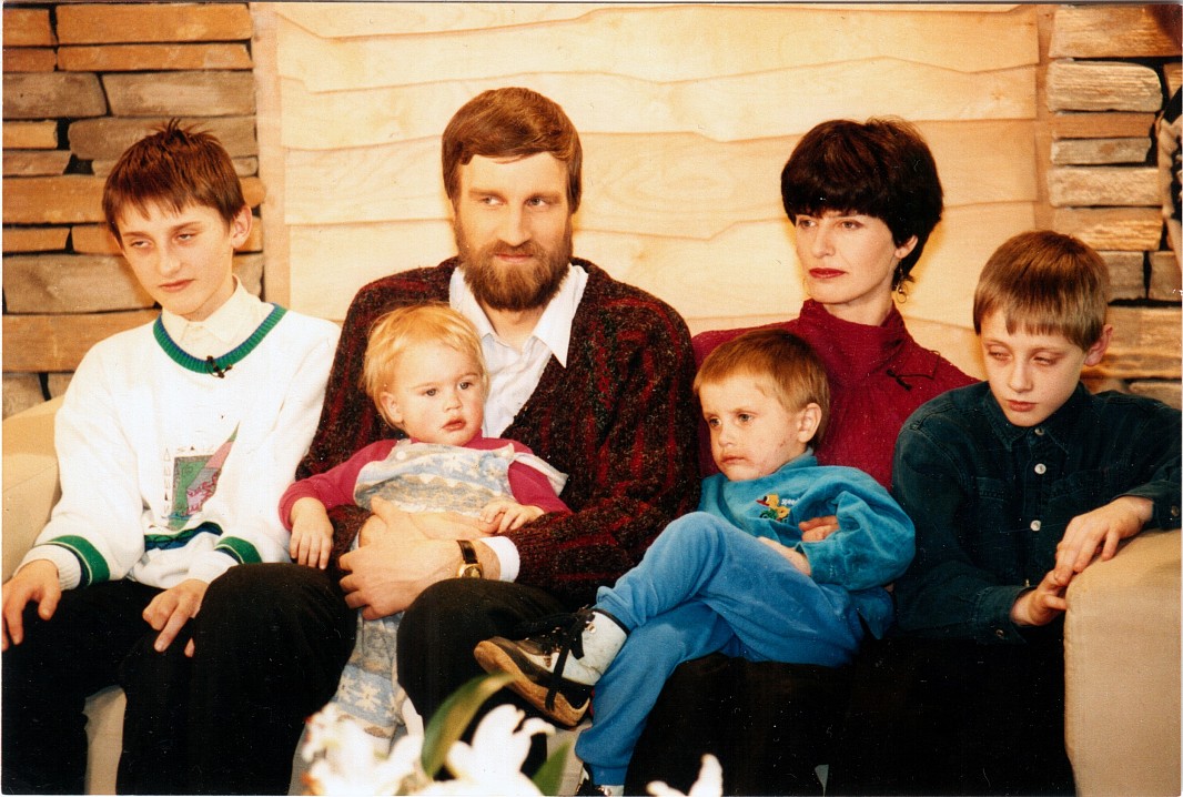 Жена Анна держит Юру, я держу Тиму. По краям Вася и Саша — старшие сыновья Ани от первого брака. Вася, кстати, был около 10 лет валаамским экскурсоводом, там и жену нашёл. Можно сказать, проторил мне дорогу на Валаам