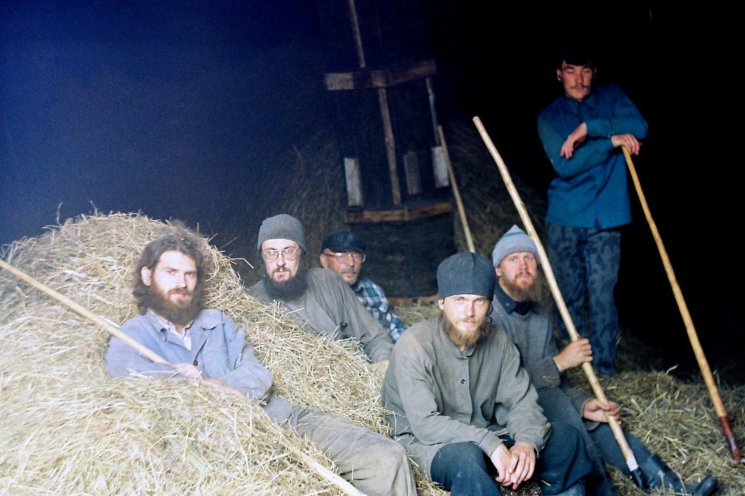 Общий труд на сеновале. Фото Владимира Демина. 2001 год