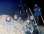 Общий труд на сеновале. Фото Владимира Демина. 2001 год