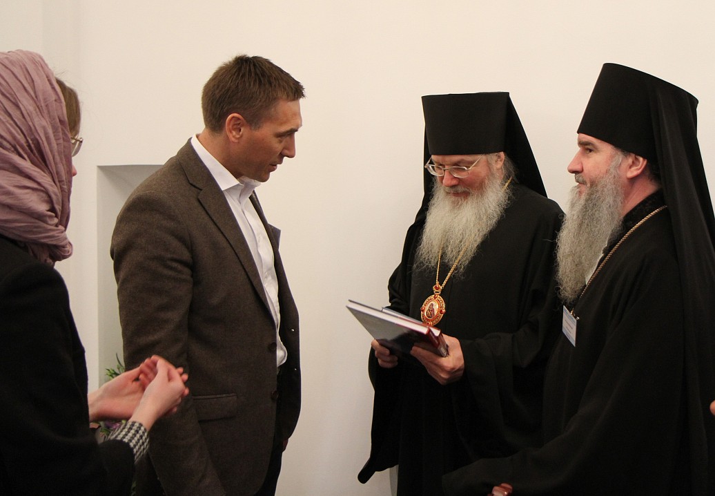 2014 г. И.А. Романов, д. соц. н., руководитель проекта «Берег России» на Дальнем Востоке, дарит книги организаторам чтений