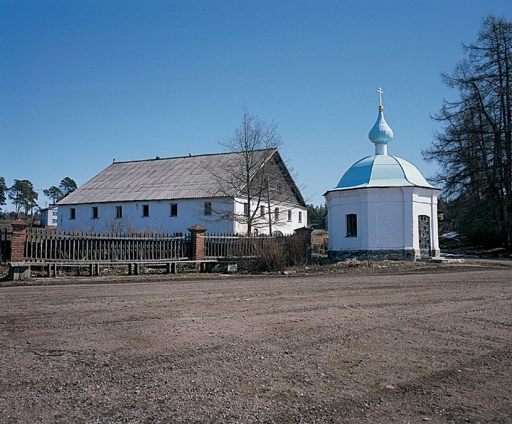 Благовещенская часовня и Каретный дом - сохранившиеся строения XVIII века. 2003 г.