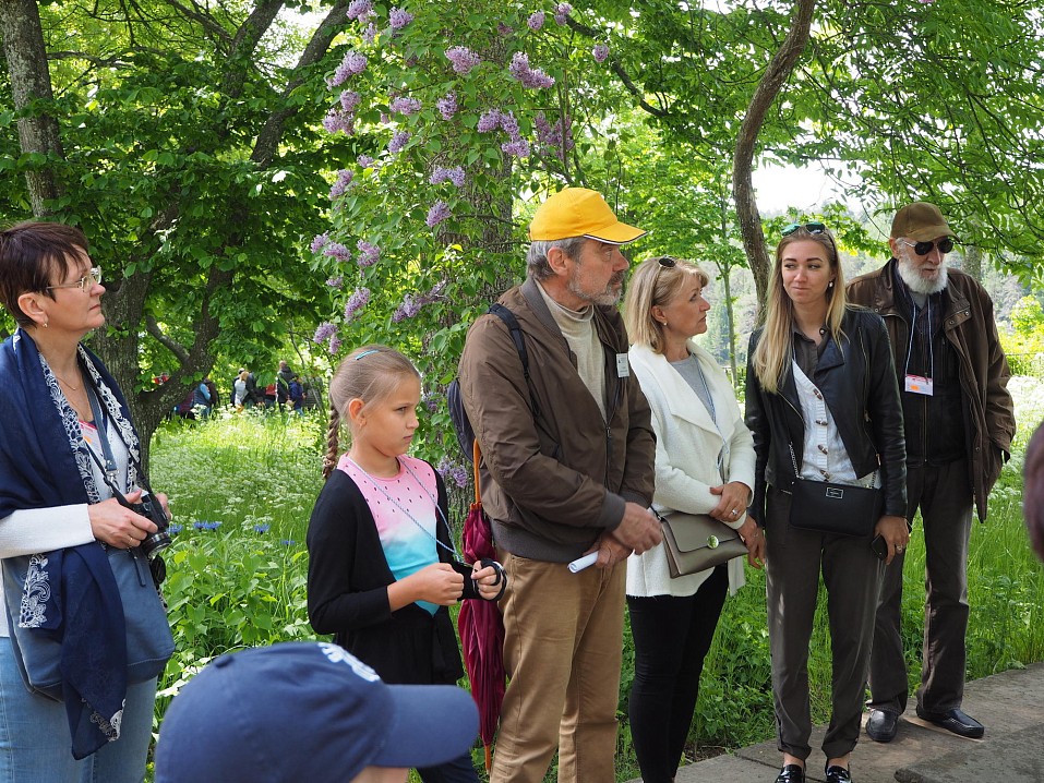 Женщинам в монастыре не принято находиться в брюках, с непокрытой головой, с открытыми плечами и глубоким декольте.