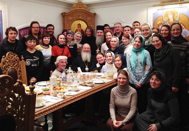 Тёплое и доверительное общение добровольцев со священниками монастыря и между собой, помогает людям не церковным преодолеть отчуждение, смущение, различные комплексы.