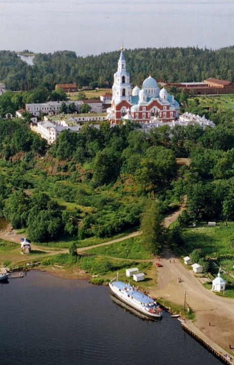 Вид на Монастырскую бухту с высоты птичьего полета.