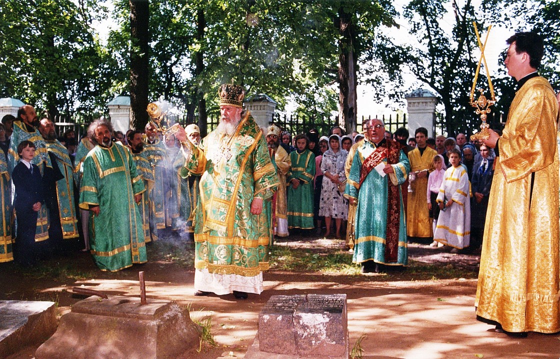 Святейший Патриарх Алексий II служит литию на Старом братском кладбище обители 11 июля 1996 года