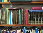 На книжной полке в молитвенной комнате Водопроводного дома