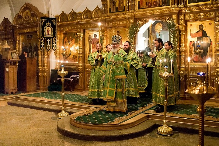 В древней (до X века) иерусалимской богослужебной практике в этот праздник вечером происходило торжественное символическое шествие с пальмовыми ветвями, которое возглавлял епископ