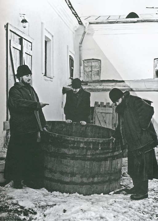 У Келарной.