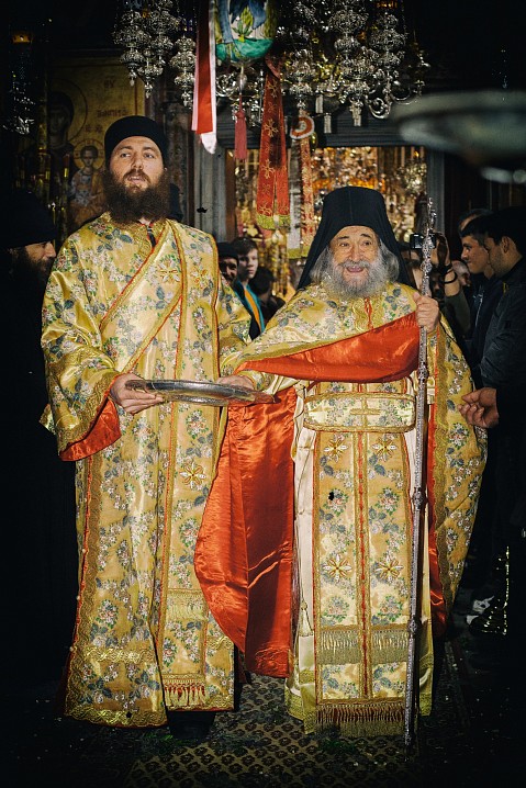 Геронда Григорий раздает антидор в конце праздничного богослужения