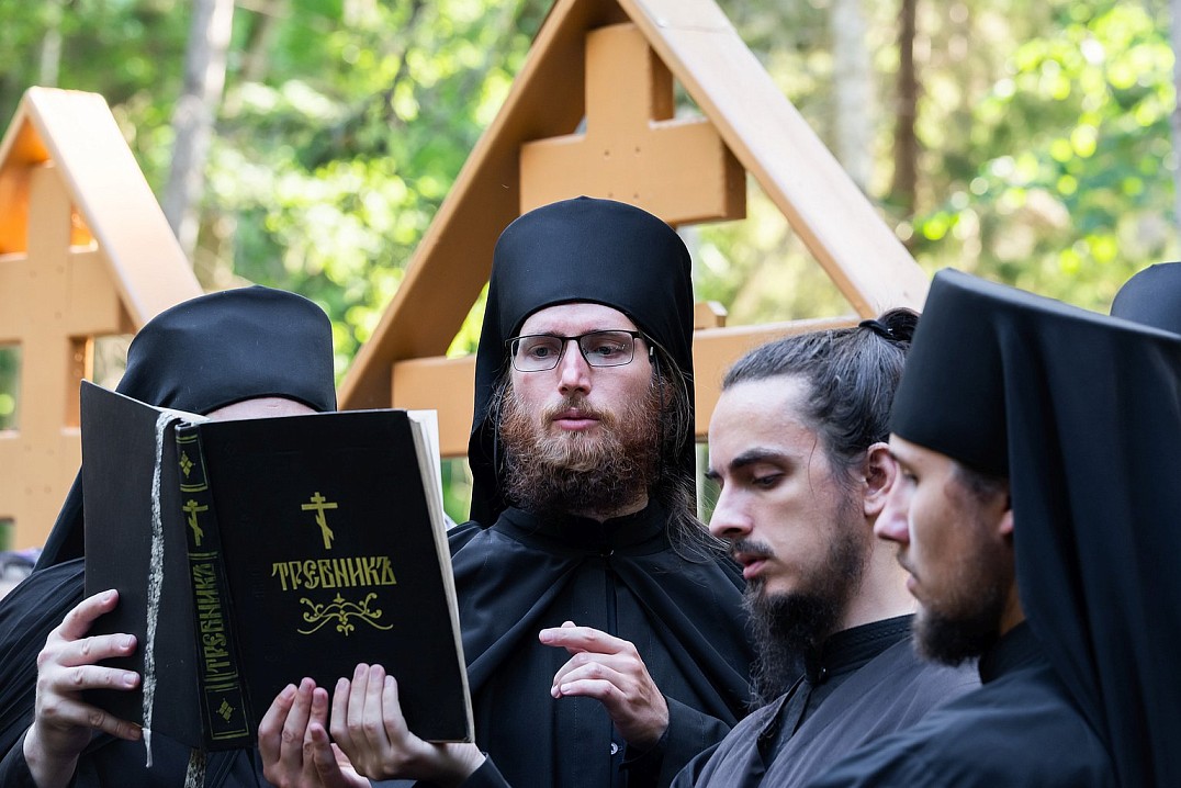 От земли тело мое создал еси, дал же ми еси душу, божественным Твоим и животворящим вдохновением... Темже паки в землю, от неяже взят бысть, осудил еси возвратитися, Господи, и испросити упокоения.