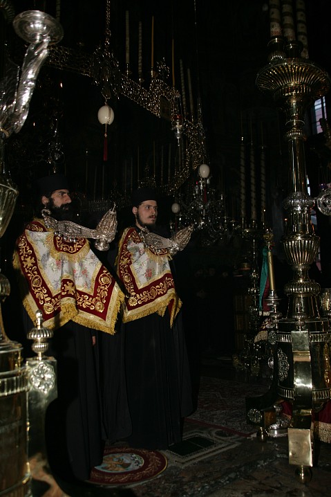 Афон. Ватопед. Каждение храма во время богослужения. Кация — ручное кадило в форме ковша.