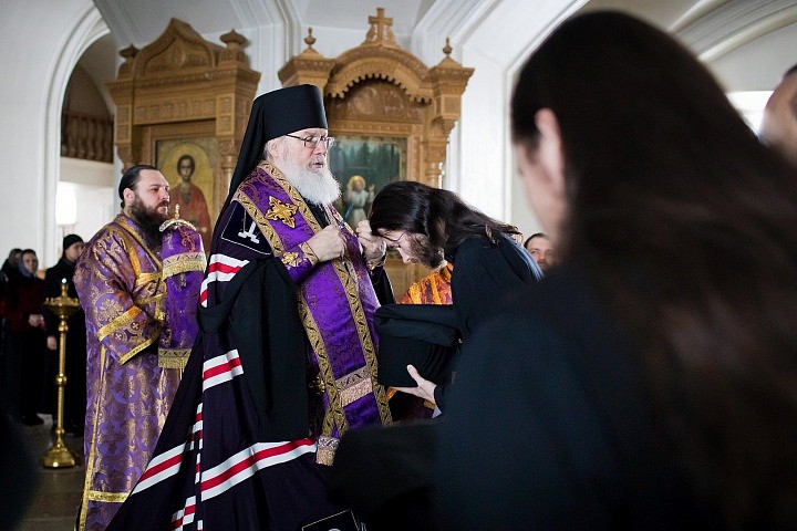 Посвящаемый крестообразно постригается при произнесении слов: «Во имя Отца, и Сына, и Святаго Духа». 