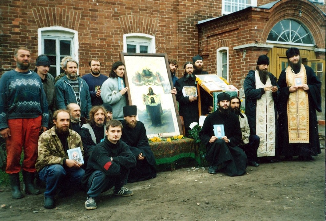 Май 2003 года. Братия фермы с духовником обители иеромонахом Геронтием. Встреча на ферме Порт-Артурской иконы Божией Матери.