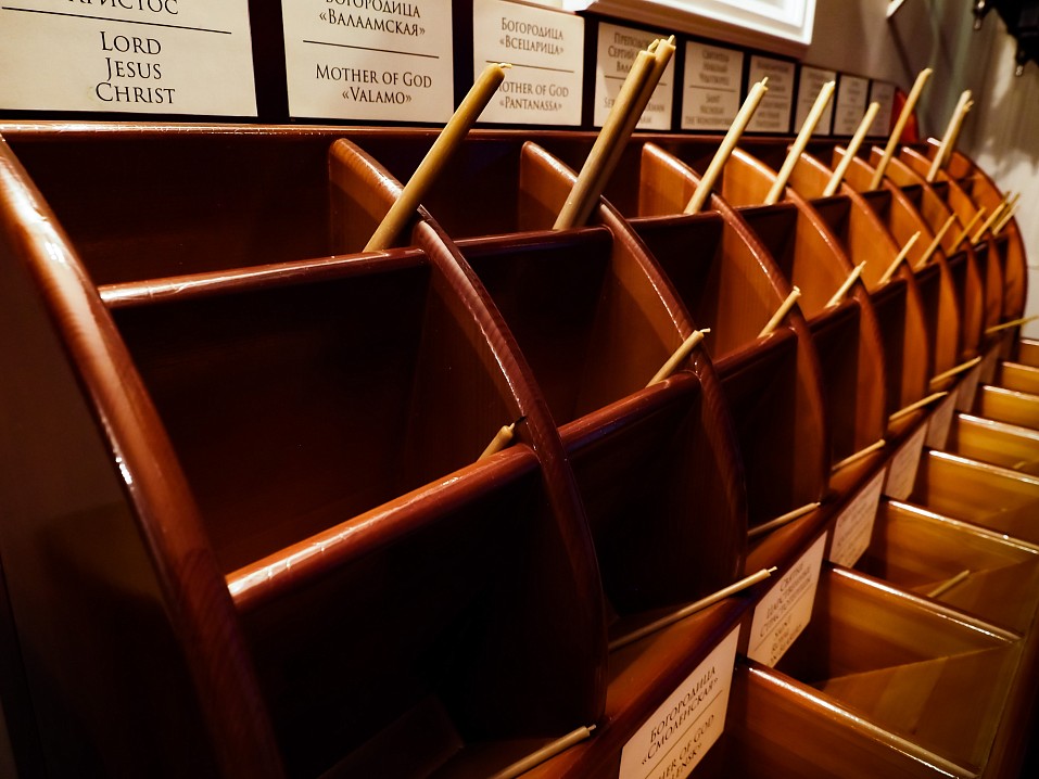 ящички для свеч, которые ставятся перед иконами во время богослужения