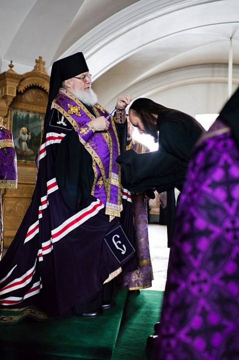 По окончании молитвы посвящаемый крестообразно постригается при произнесении слов: «Во имя Отца, и Сына, и Святаго Духа». 