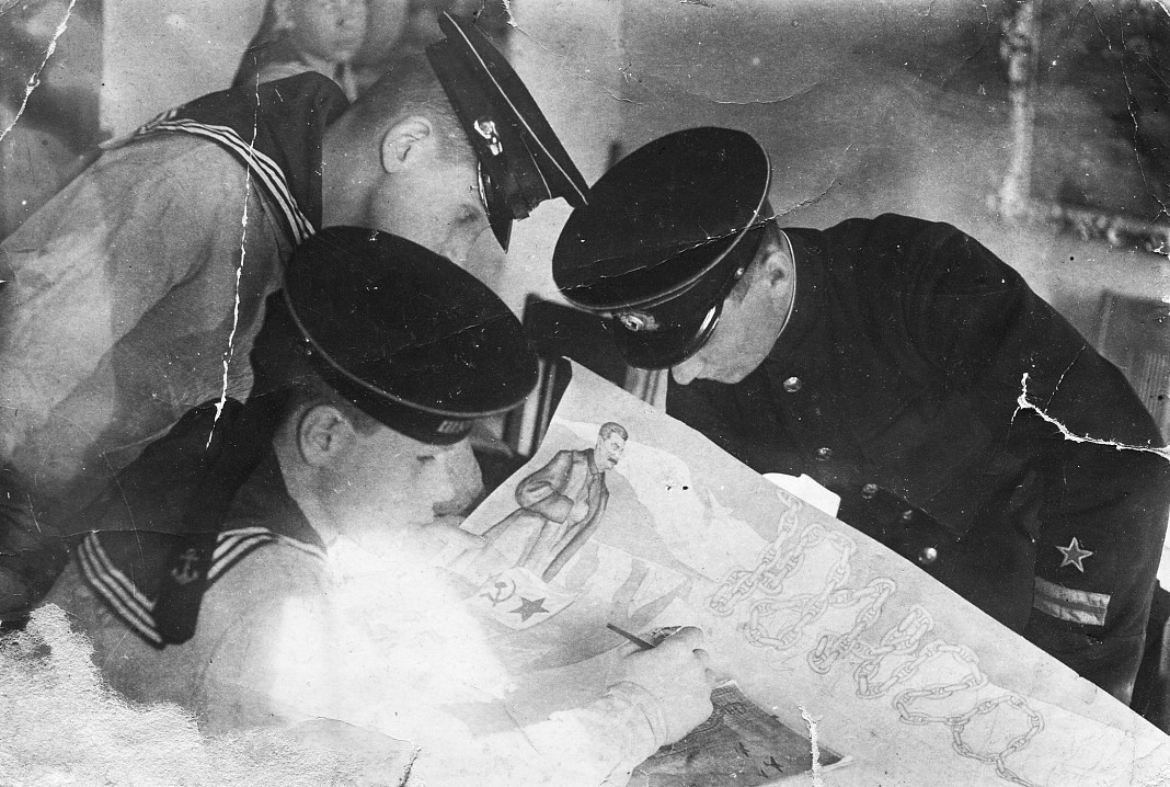 Политрук Лапин, краснофлотец Булданов и юнга Решетников за выпуском стенгазеты 