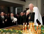 У раки Преподобных.