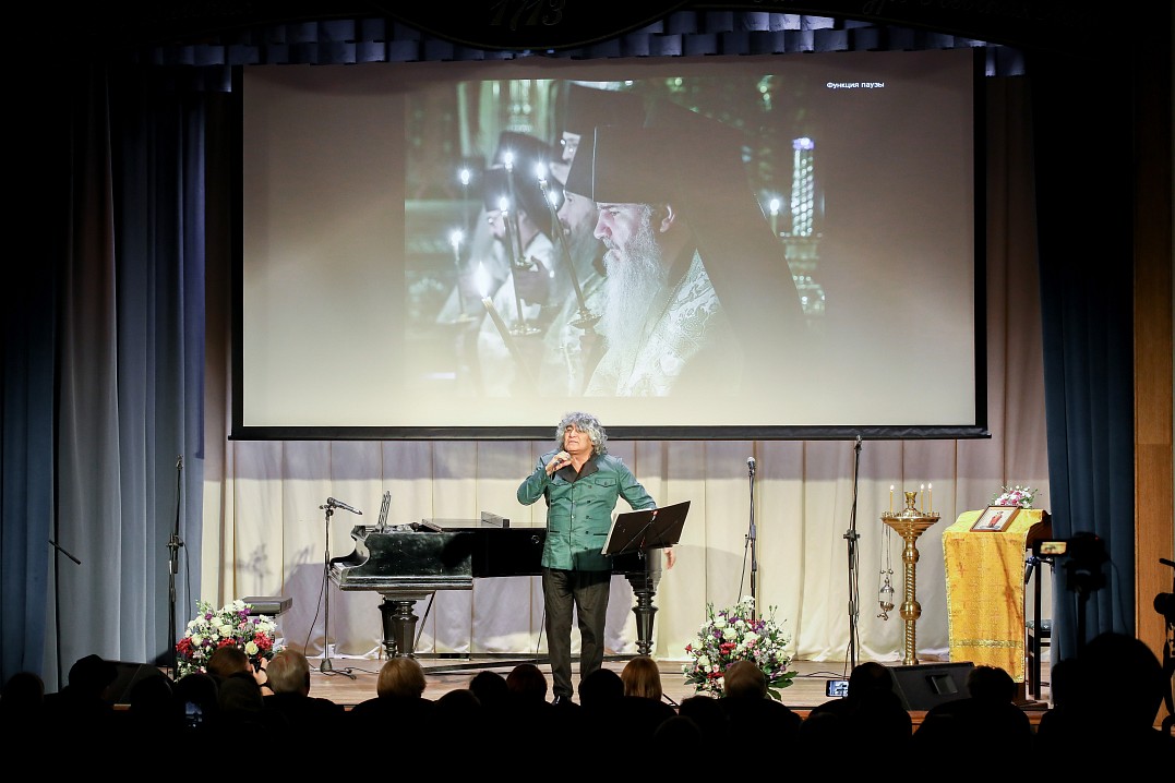 Поёт Анатолий Вишняков. Фото Максима Губского