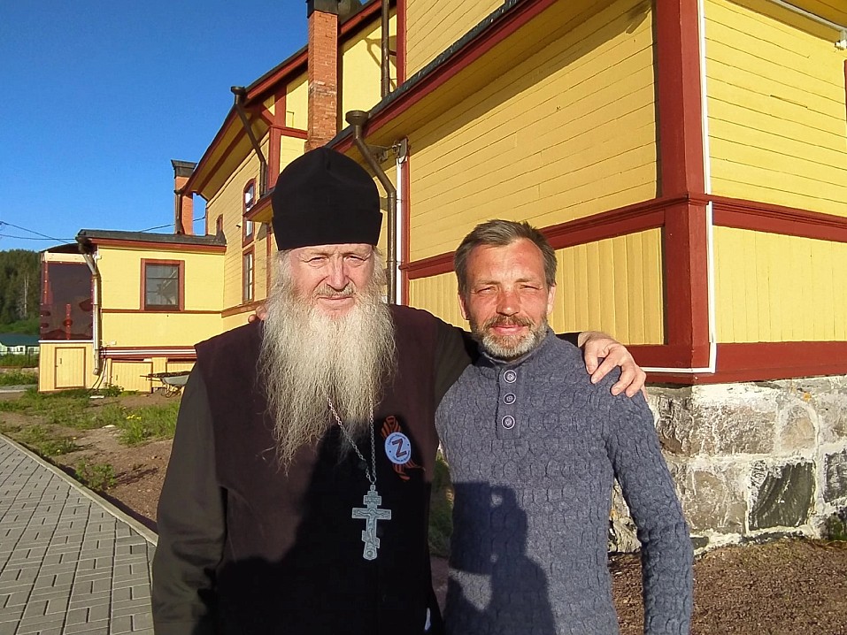 Рядом с батюшкой Николай Белавинский