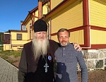Рядом с батюшкой Николай Белавинский