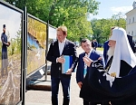 Перед нами предстают лики иноков, населяющих монастырь, их труды и молитвы.