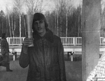 Студент химфака, вероятно, 1981 (82?) г. На платформе «Университетская» в Петергофе. Я занимался в университетском комплексе Петергофа баскетболом, хотя учились мы ещё в Ленинграде. Кубок, наверное, за победу в первенстве Петродворцового комплекса ЛГУ
