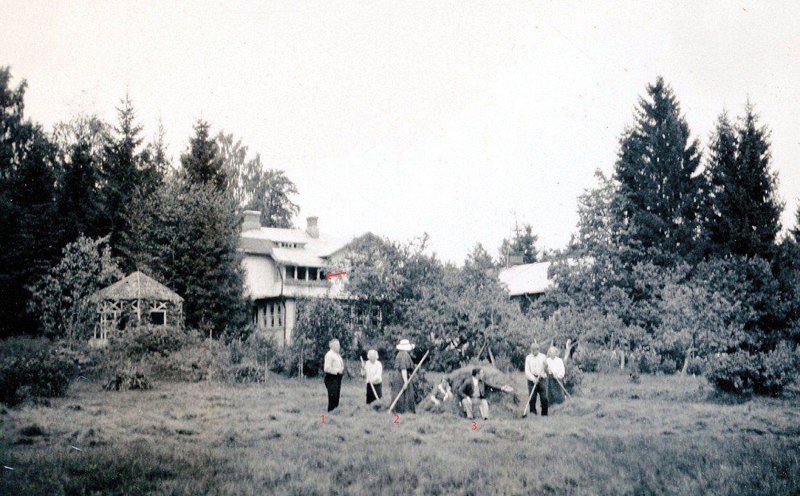 Перед пансионом П. С. Захарова в Келломяках. 1 – П. С. Захаров, 2 – В. А. Зайцева, 3 – Б. К. Зайцев. Стрелкой обозначен балкон комнаты Бориса Зайцева. 1935