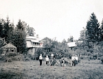 Перед пансионом П. С. Захарова в Келломяках. 1 – П. С. Захаров, 2 – В. А. Зайцева, 3 – Б. К. Зайцев. Стрелкой обозначен балкон комнаты Бориса Зайцева. 1935