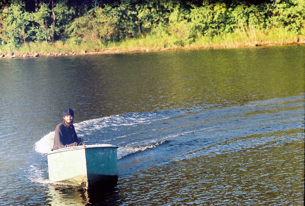 Герман возвращается с усадьбы на ферму. Фото Владимира Демина. 2001 год