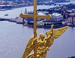 Ангел над городом. Фото Сергея Компанийченко, 1996 год