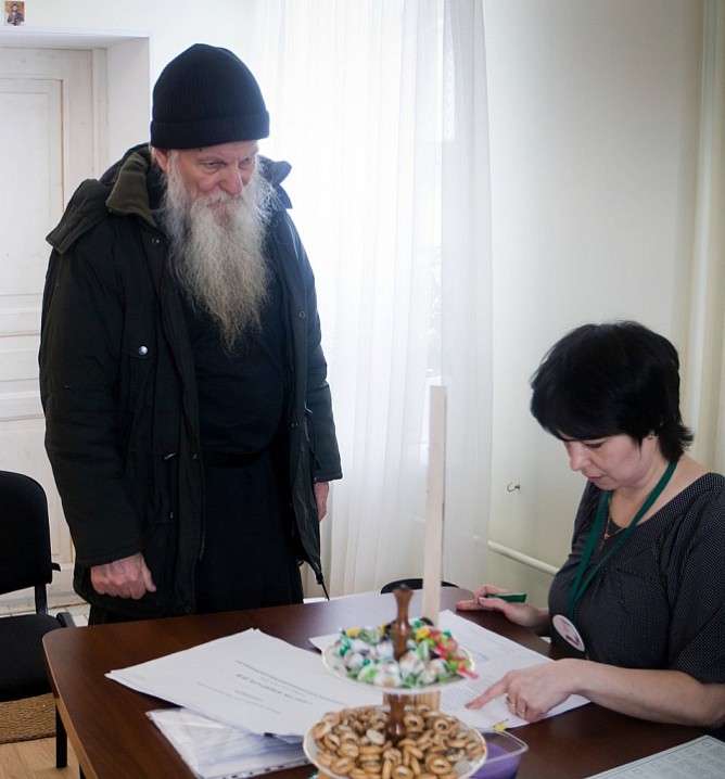 Хотя мы живем верой в Царствие Небесное, совсем  от мирской жизни отстраниться мы не можем.