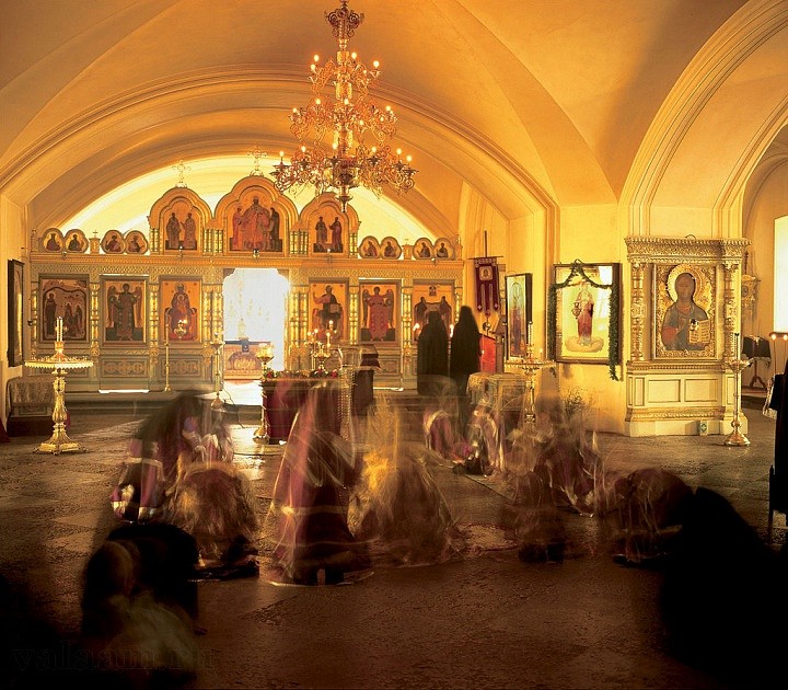 Летопись обители 2002 год. Великий Пяток. Коленопреклонение перед Плащаницей Спасителя.