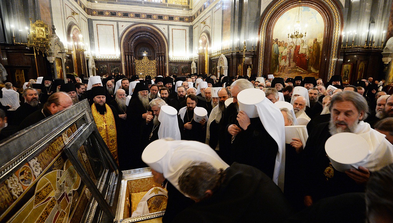 Молебен перед мощами святителя Тихона предварил открытие Архиерейского Собора Русской Православной Церкви. Фото: Сергей Власов.