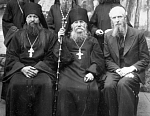 В центре сидит игумен Харитон (Дунаев), стоят справа налево: иеродиакон Марк (Шавыкин), иеромонах Тарасий (Титоров), иеромонах Лука (Земсков). Фото конца 1930-х гг.