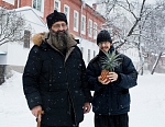Зима за окном, вокруг много снега, а мы сорвем ананас, и с любовью Игумену поднесем, плоды наших братских трудов…