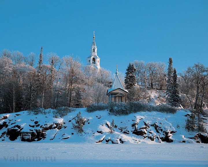 Покровская часовня и колокольня Спасо-Преображенского собора со льда Монастырской бухты. 2003 г.