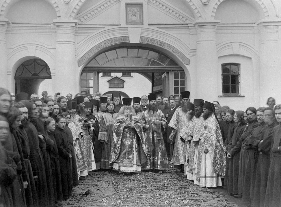 Из архива Спасо-Преображенского Валаамского монастыря. На Старом Валааме главный вход в монастырь имел наружные решетчатые деревянные ворота с остеклением, а за ними располагались деревянные двухстворчатые ворота с иконописью (ныне утрачены).