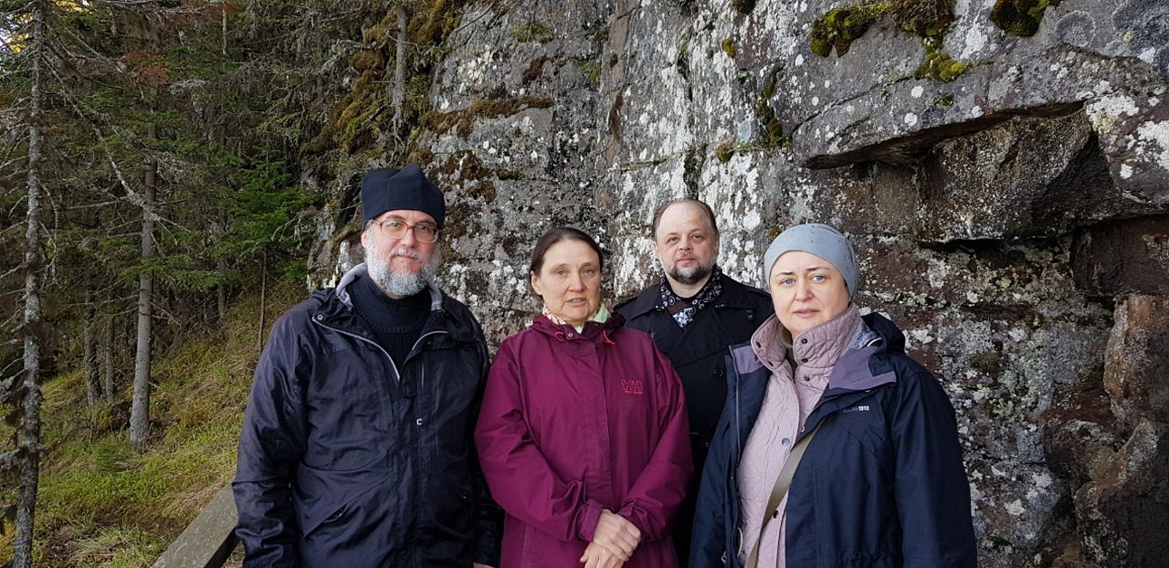 Слева направо: профессора ПСТГУ иерей А. Мазырин, Н.Ю. Сухова и А.А. Кострюков. Святой остров. Валаам. 2021 год