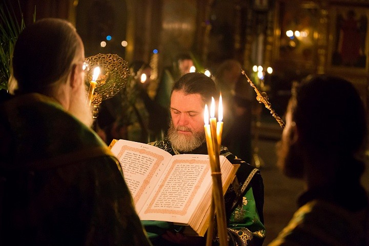 На богослужениях практически невозможно услышать что-либо о священных событиях в прошедшем времени, к примеру, что Господь входил в Иерусалим. Реже можно услышать, что Он «восшел в Иерусалим», но чаще всего — «входит», и причем «днесь», сейчас.